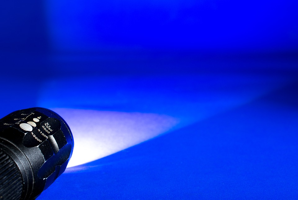 Different uses and features of the handheld spotlight